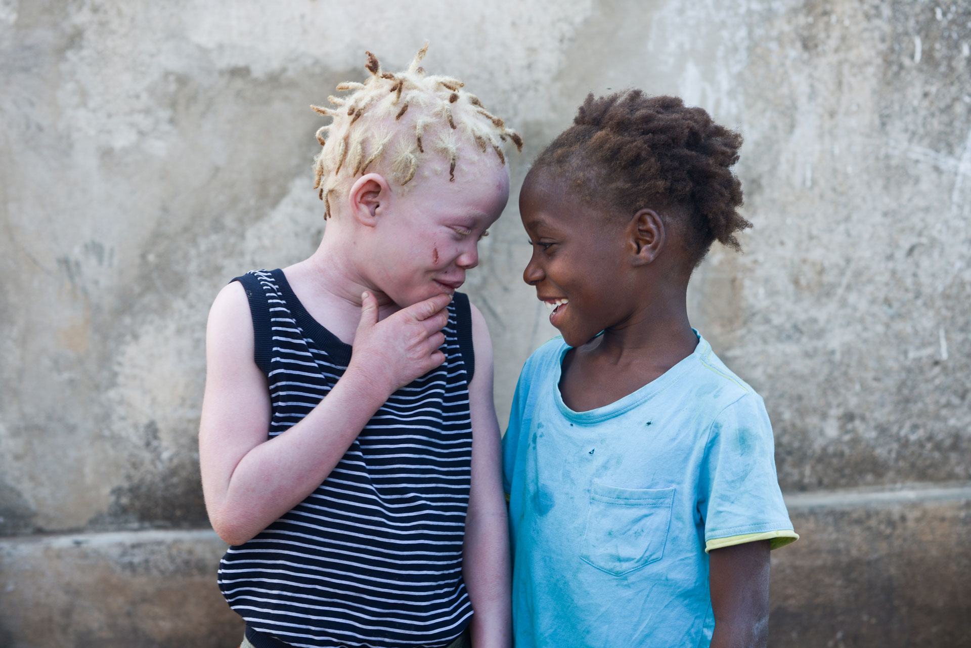 La peinture murale est basée sur cette photographie de Josina (à gauche), une fillette mozambicaine atteinte d’albinisme, avec sa meilleure amie, Luisa.