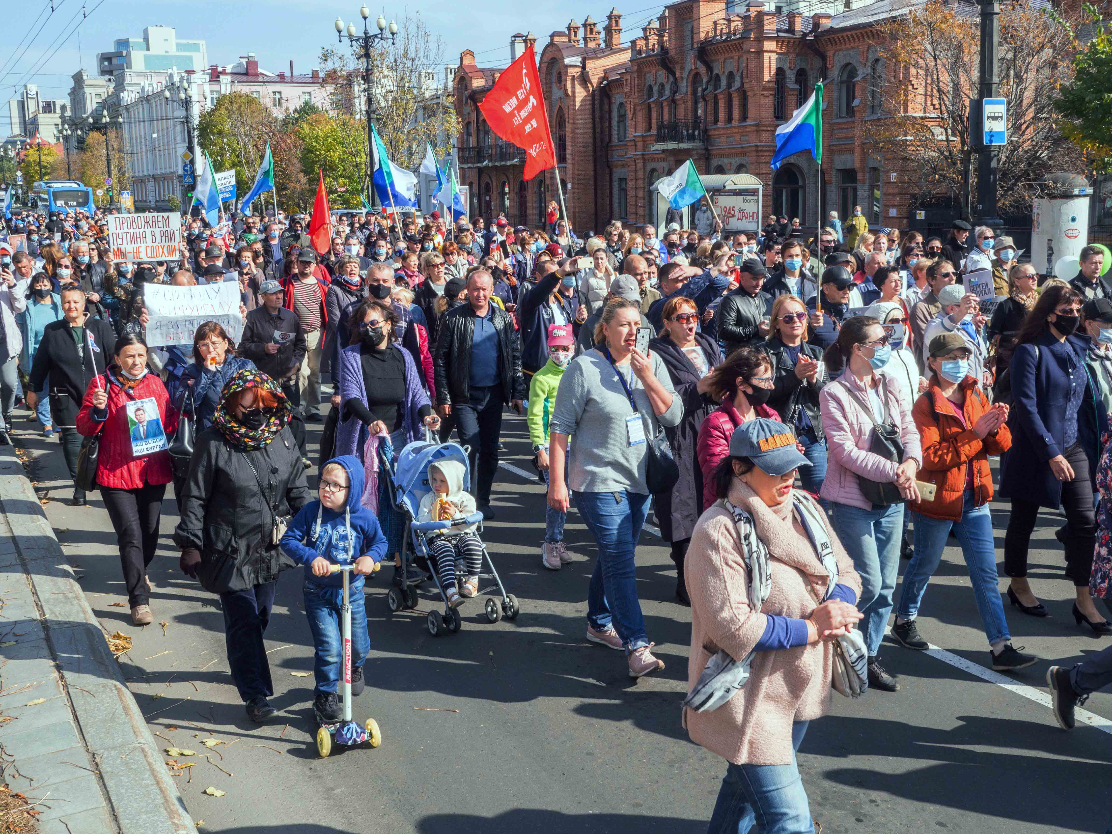 Протестующие в поддержку бывшего губернатора области Сергея Фургала, Хабаровск, 10 октября 2020 года. Полиция задержала несколько десятков участников впервые с начала акций протеста три месяца назад.