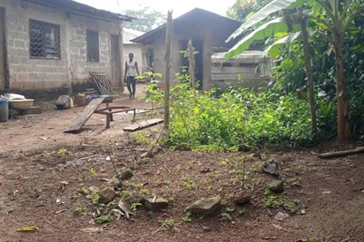 Des pierres disposées en cercle marquent le lieu d’inhumation d’Ojong Thomas Ebot dans le village d’Ebam, situé dans la région du Sud-Ouest au Cameroun. Ojong Thomas Ebot a été tué à l’âge de 34 ans par des soldats dans la forêt avoisinant Ebam, le 1er mars 2020. Photo prise en octobre 2020. 