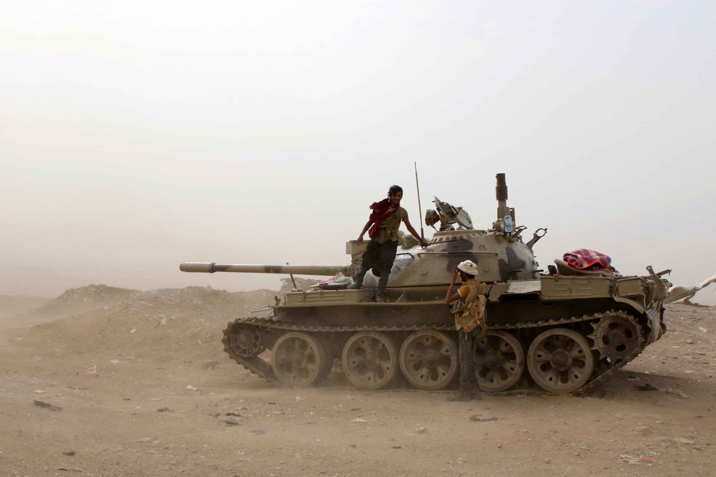 عناصر من القوات اليمنية الانفصالية الجنوبية المدعومة من الإمارات يقفون بجانب دبابة خلال مواجهات مع القوات الحكومية في عدن، اليمن، 10 أغسطس/آب 2019.