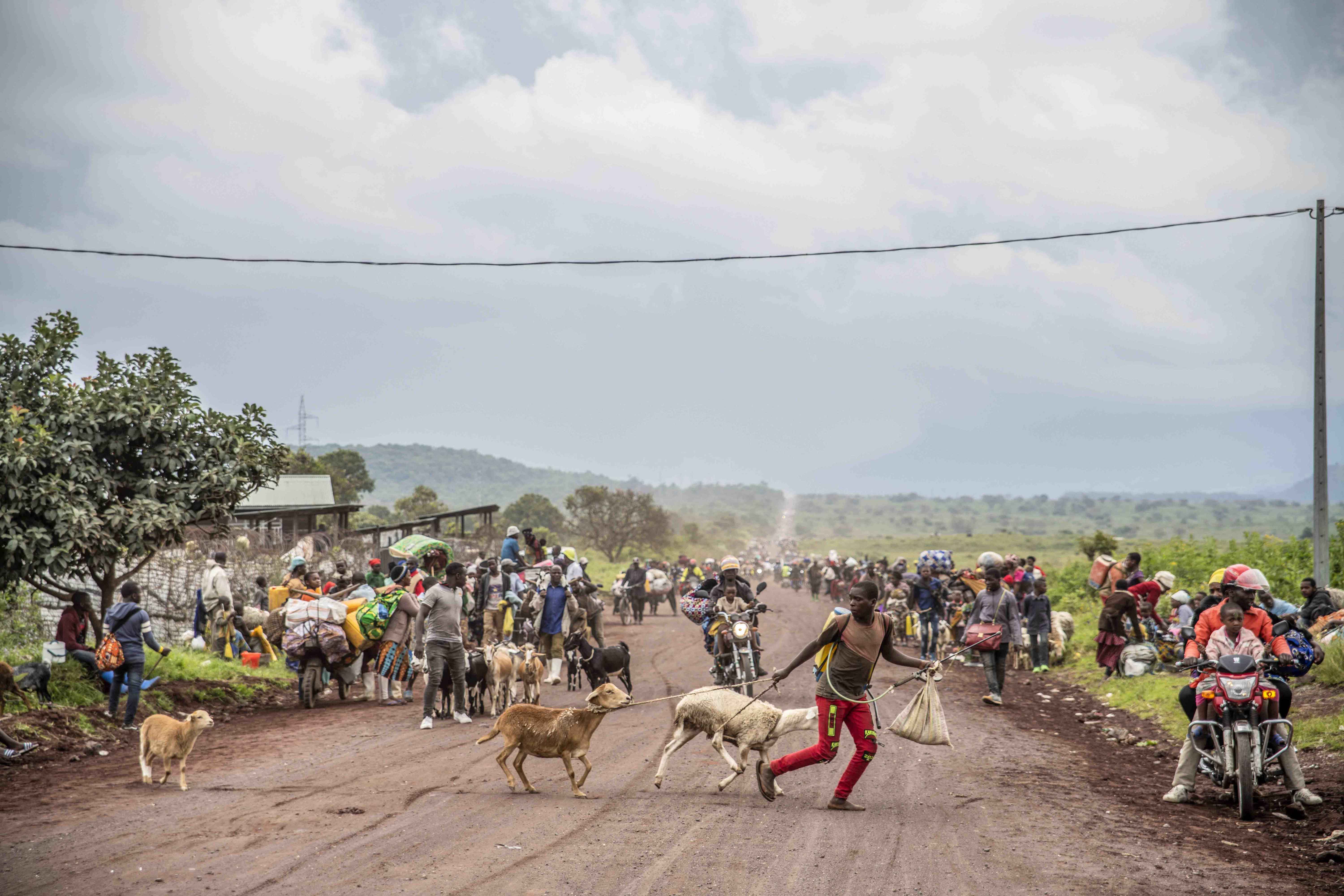Des personnes fuient les combats entre les troupes congolaises et les rebelles du M23 près de Kibumba, au nord de Goma, en République démocratique du Congo.