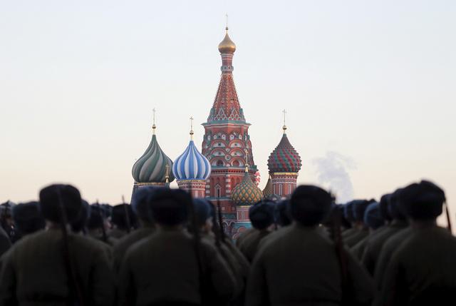 Российские военнослужащие на репетиции военного парада у Собора Василия Блаженного на Красной площади в Москве, Россия, 6 ноября 2015 года.