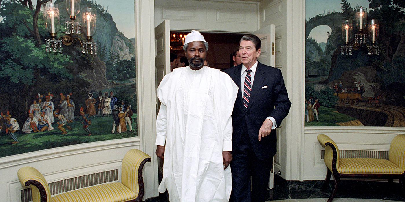 美国总统里根在白宫接待乍得总统哈布雷，1987年6月摄。