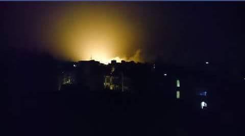 Фотография авианалета с использованием зажигательного оружия, сделанная жителем Идлиба из дома в 23:08 по местному времени 7 августа 2016 г.