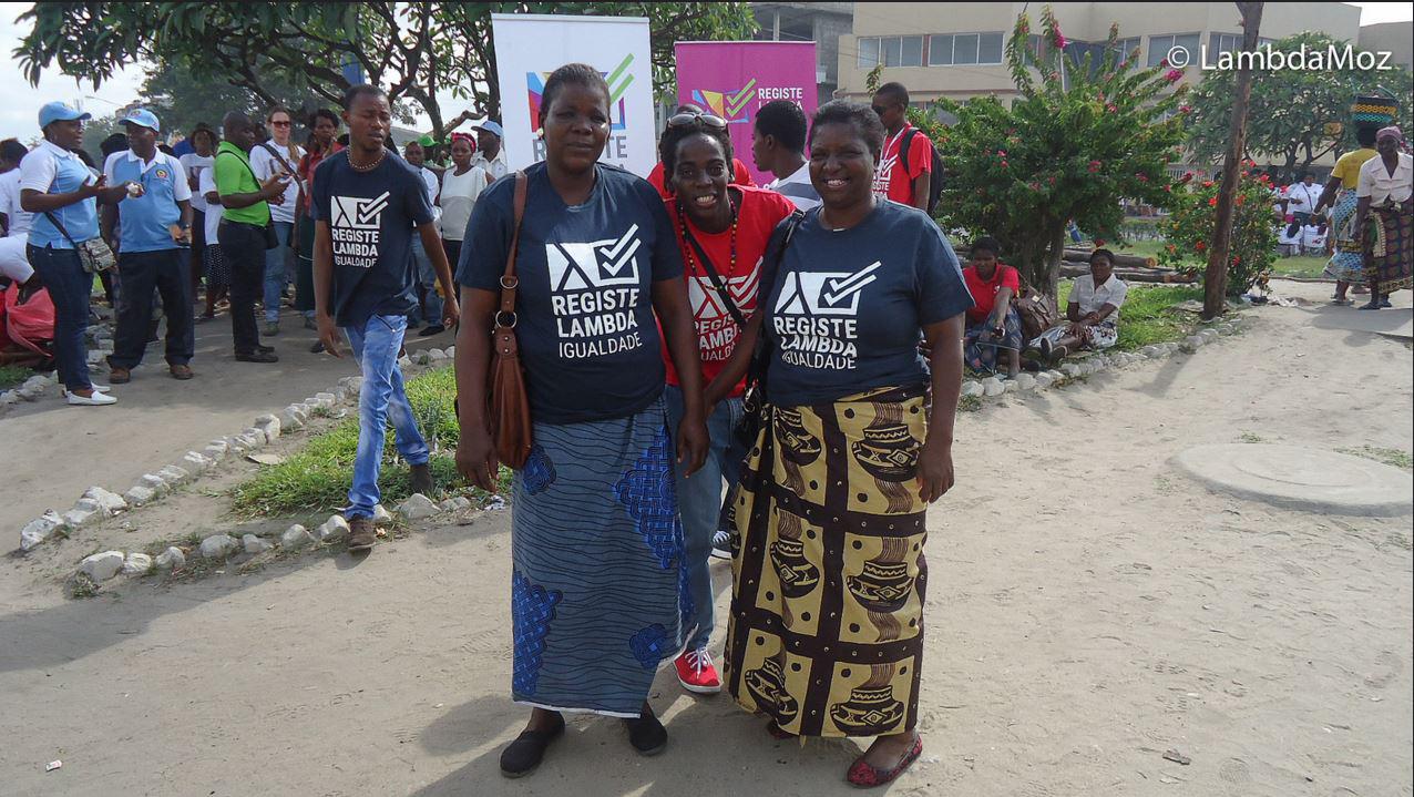 Um membro do grupo moçambicano Lambda acompanhado por familiares num evento de sensibilização sobre VIH/sida em Dezembro de 2014.