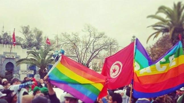 Des manifestants brandissent un drapeau arc-en-ciel lors d’une marche contre le terrorisme, lors de la tenue du Forum social mondial à Tunis, en mars 2015.