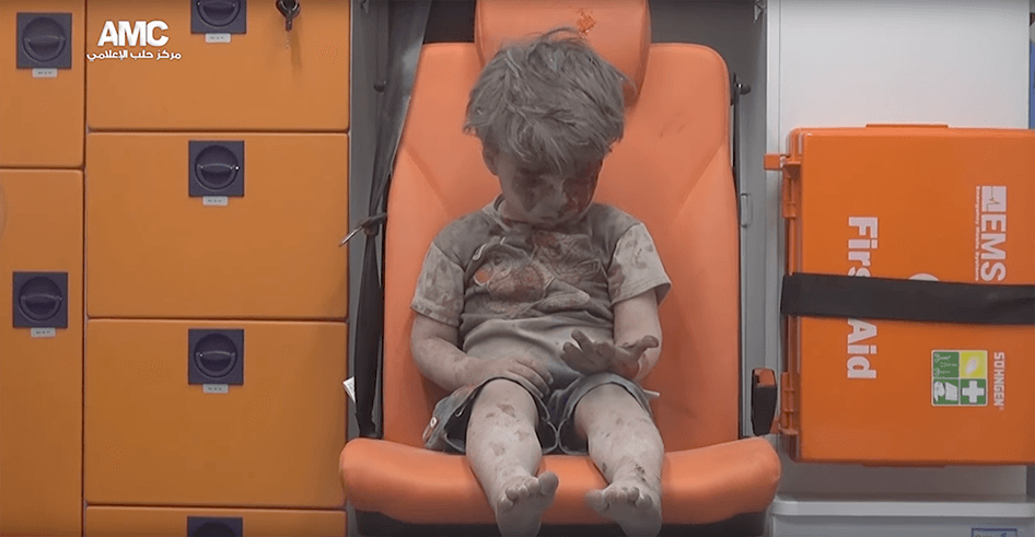 لقطة من فيديو يظهر عمران (5 سنوات) الطفل الذي انتشل من تحت الأنقاض إثر غارة جوية على حلب، سوريا يوم 17 أغسطس/آب 2016. 