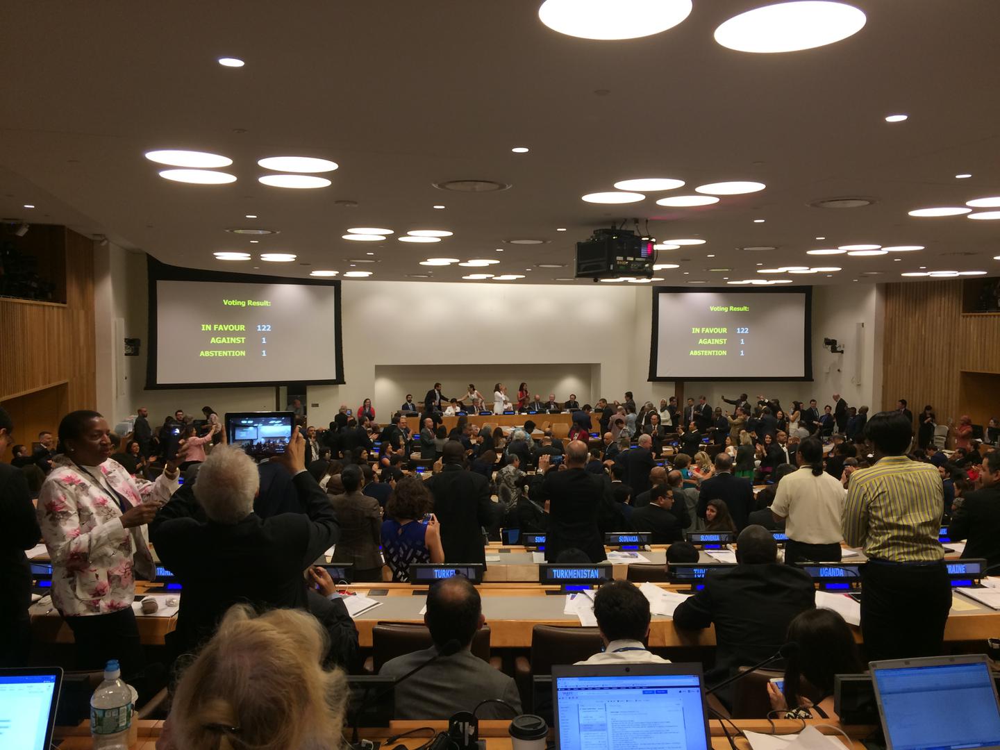 صوتت الدول لتبني معاهدة حظر الأسلحة النووية في مقر الأمم المتحدة بنيويورك يوم 7 يوليو/تموز.