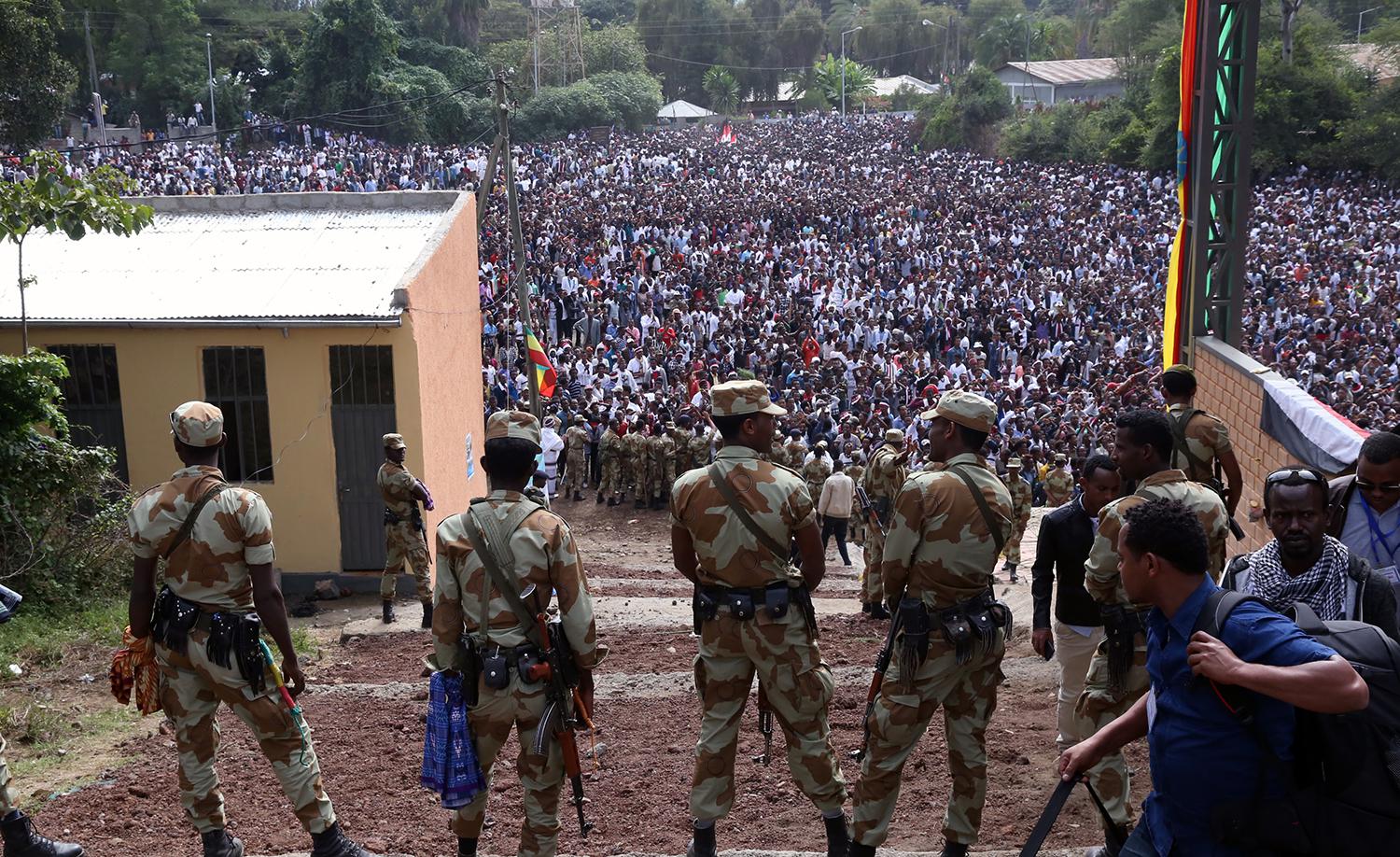 Des membres des forces de sécurité éthiopiennes observent la foule, lors du festival oromo Irreecha à Bishoftu, en Éthiopie, le 2 octobre 2016.