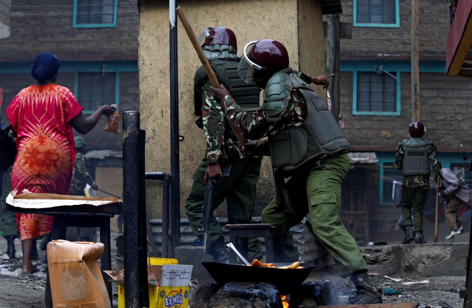 Des habitants fuient tandis que les policiers anti-émeute poursuivent des manifestants de l’opposition à Mathare, à Nairobi le 12 août. © 2017 Thomas Mukoya/Reuters
