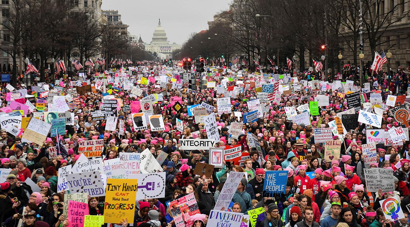 Ratusan ribu orang menggelar pawai menyusuri Pennsylvania Avenue di Washington DC, pada acara Women's March, 21 Januari 2017. 