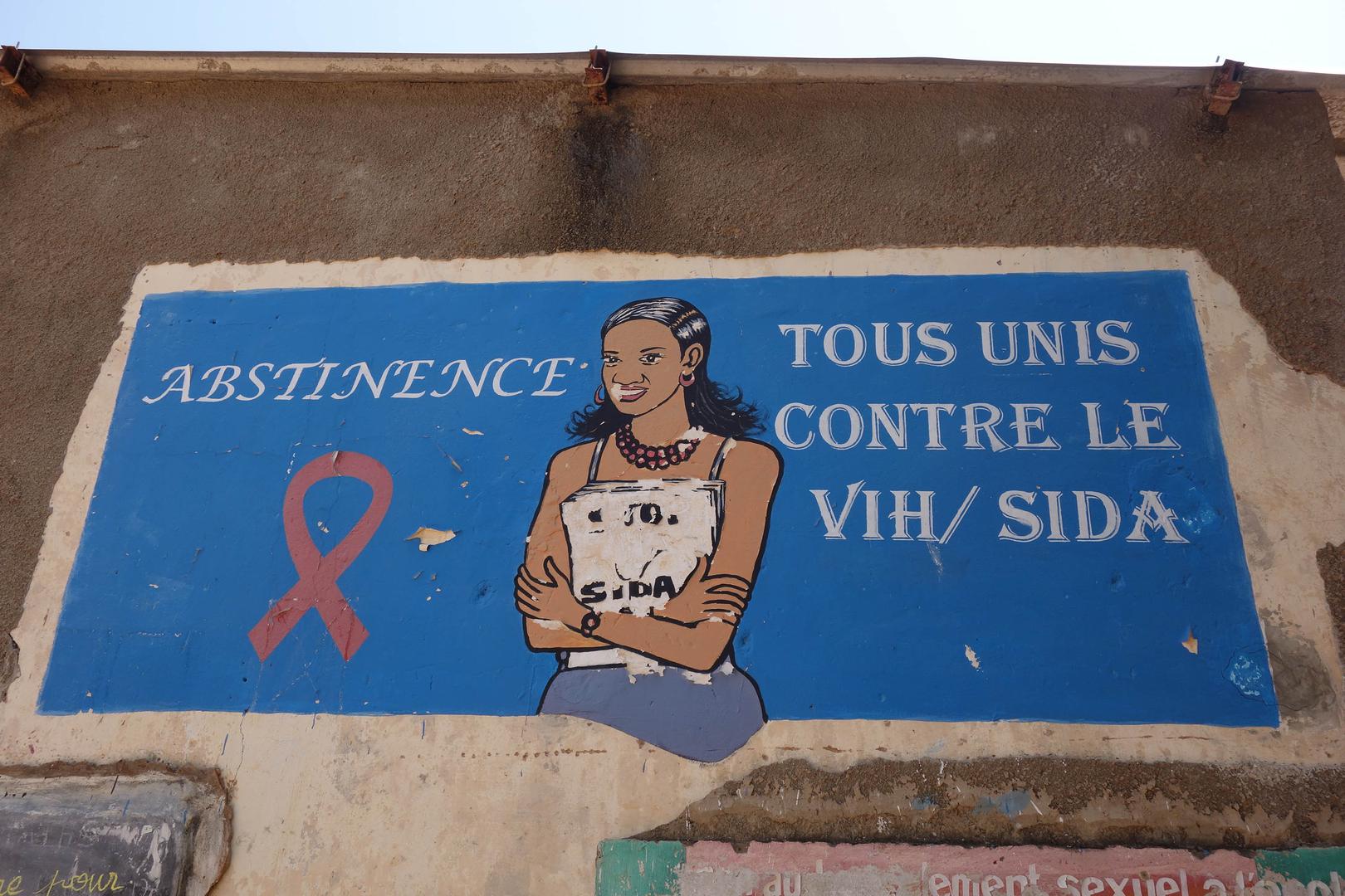 Une peinture murale dans une école de premier cycle de l’enseignement secondaire de la ville de Sédhiou, dans le sud du Sénégal, prône l’abstinence pour lutter contre le VIH/SIDA. 