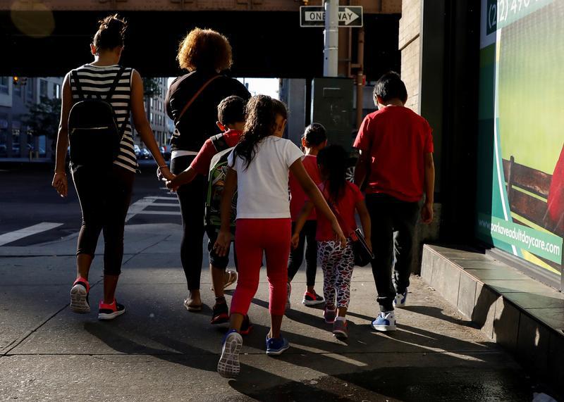 Anak-anak dibawa ke Cayuga Center, yang memberikan layanan asuh sementara dan layanan lain bagi anak-anak imigran yang dipisahkan dari keluarga mereka, di New York, AS, 10 Juli 2018. 