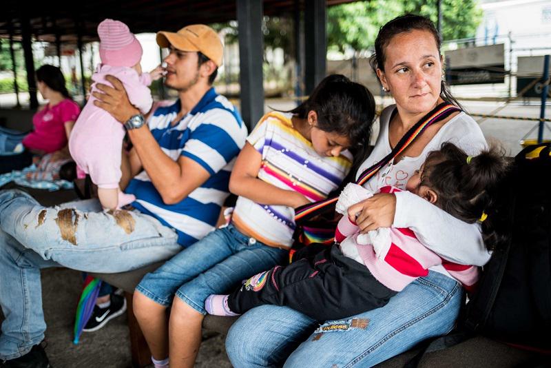 Venezolanos esperan para vacunar a sus hijos.