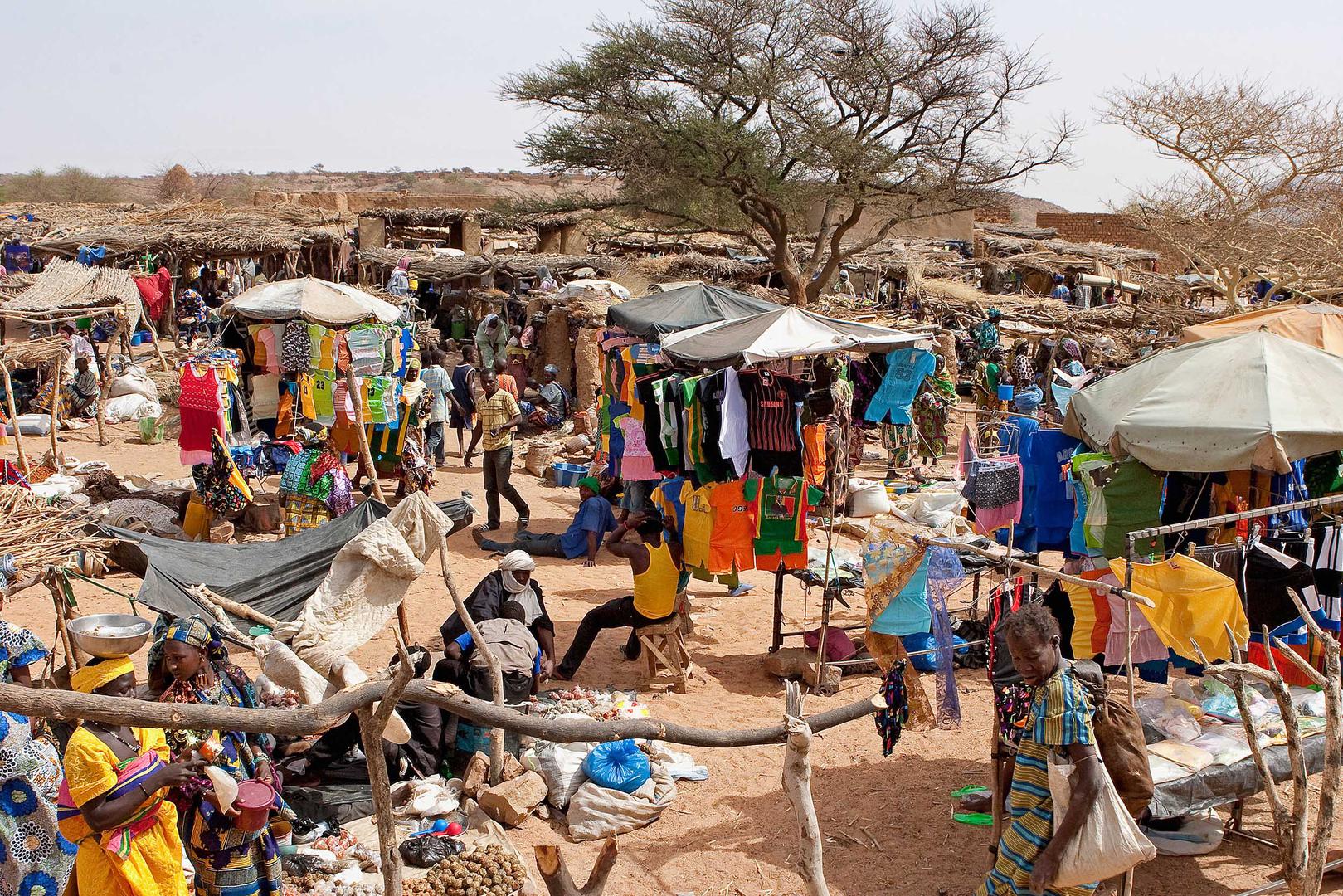 Une journée de marché à Symbi, dans le centre du Mali, en 2011. L'accès des commerçants des différents groupes ethniques aux marchés a été remis en cause par les attaques perpétrées par les groupes islamistes armés et les groupes d'autodéfense à caractère