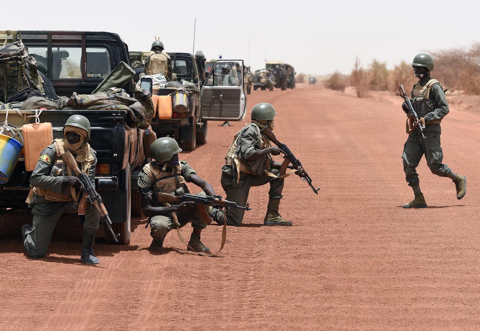 Les forces armées maliennes sécurisent une route entre Goundam et Tombouctou, dans le nord du Mali, le 2 juin 2015, dans le cadre d'une opération antiterroriste au Sahel. Les attaques perpétrées par des groupes islamistes armés depuis 2015 se sont étendue