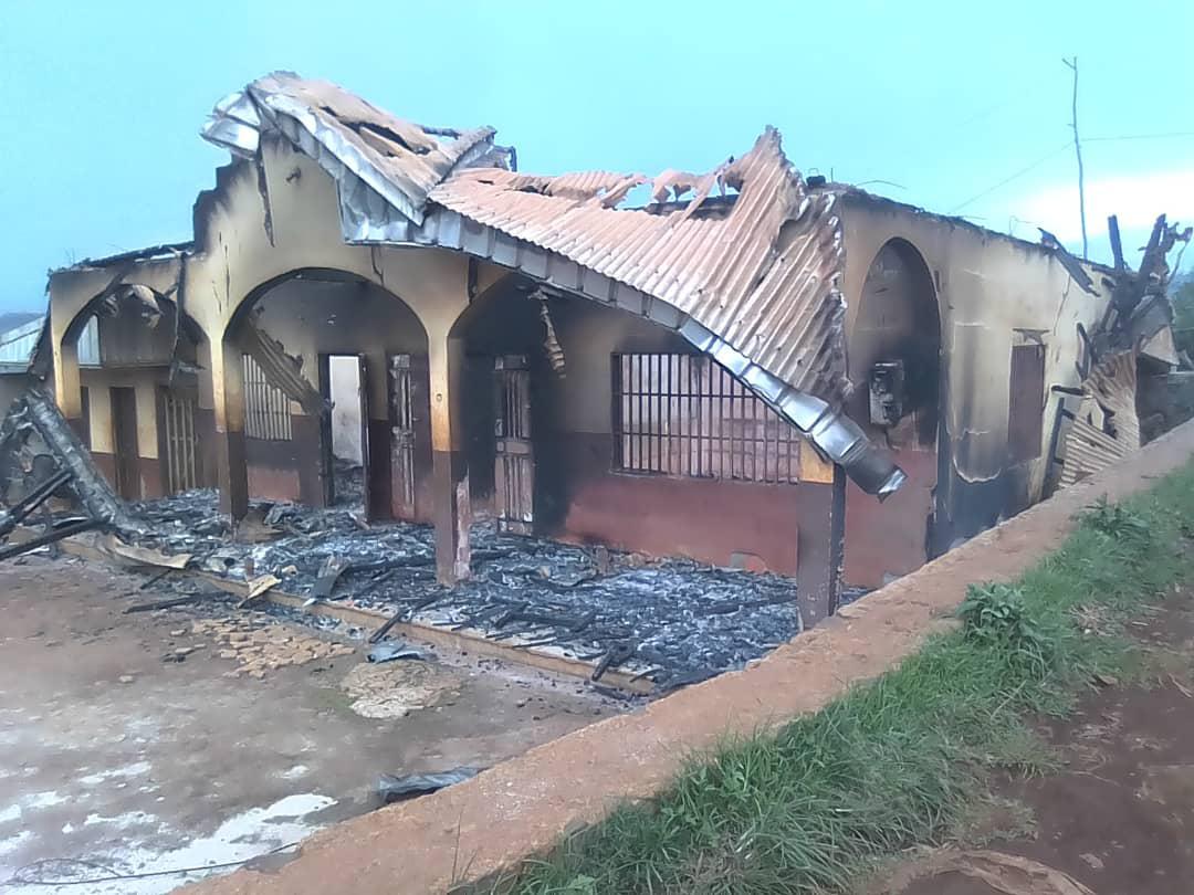 Cette maison du village de Kikaikelaki, dans la région du Nord-Ouest du Cameroun, a été incendiée par des militaires le 30 avril 2019.