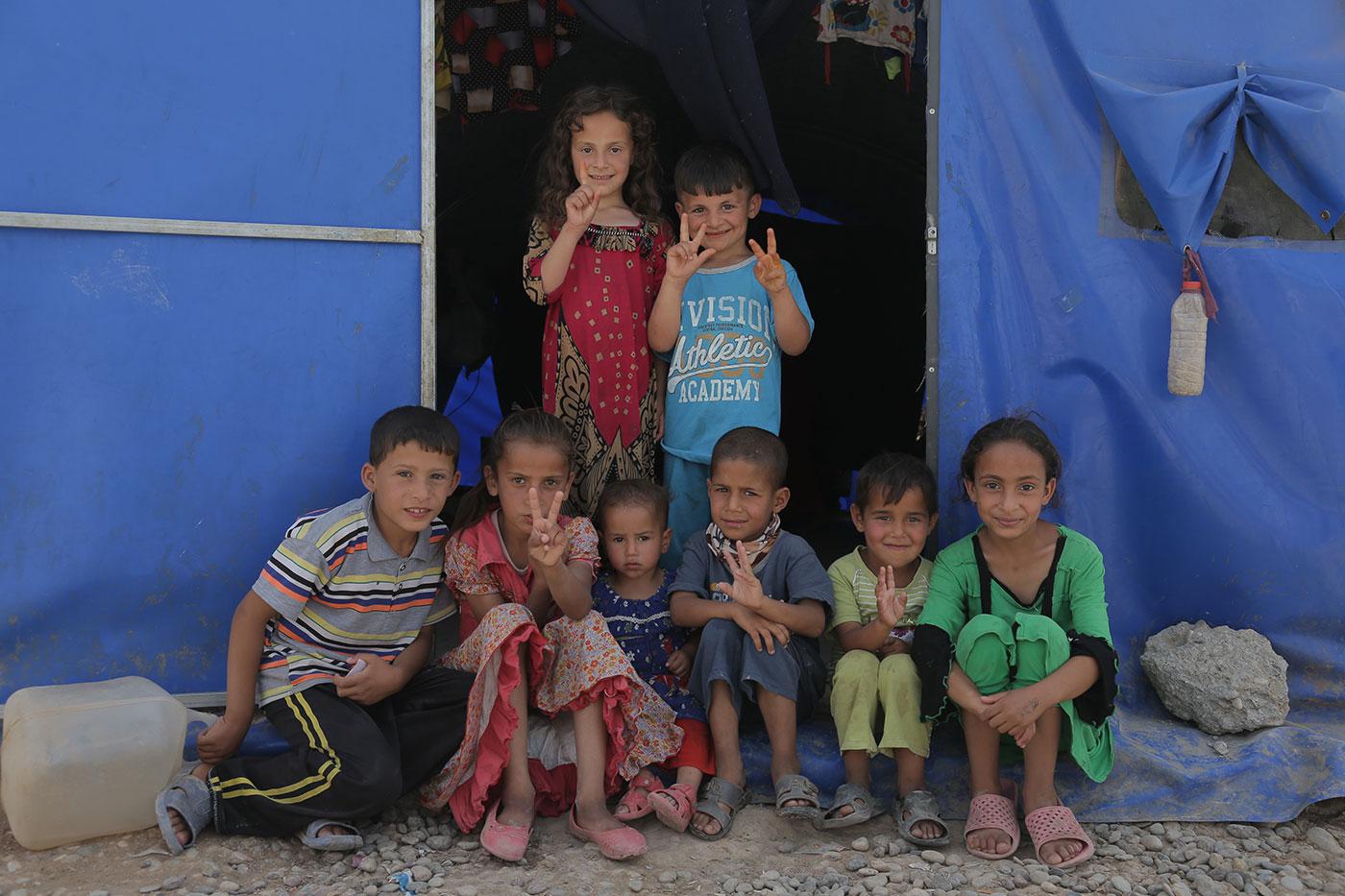 أطفال من عائلات تعيش في خيمة في مخيم إلى الجنوب من الموصل يأوي عائلات نازحة بسبب القتال بين داعش والقوات العراقية، مارس/آذار 2017. © 2017 بران سيموندسون لـ هيومن رايتس ووتش