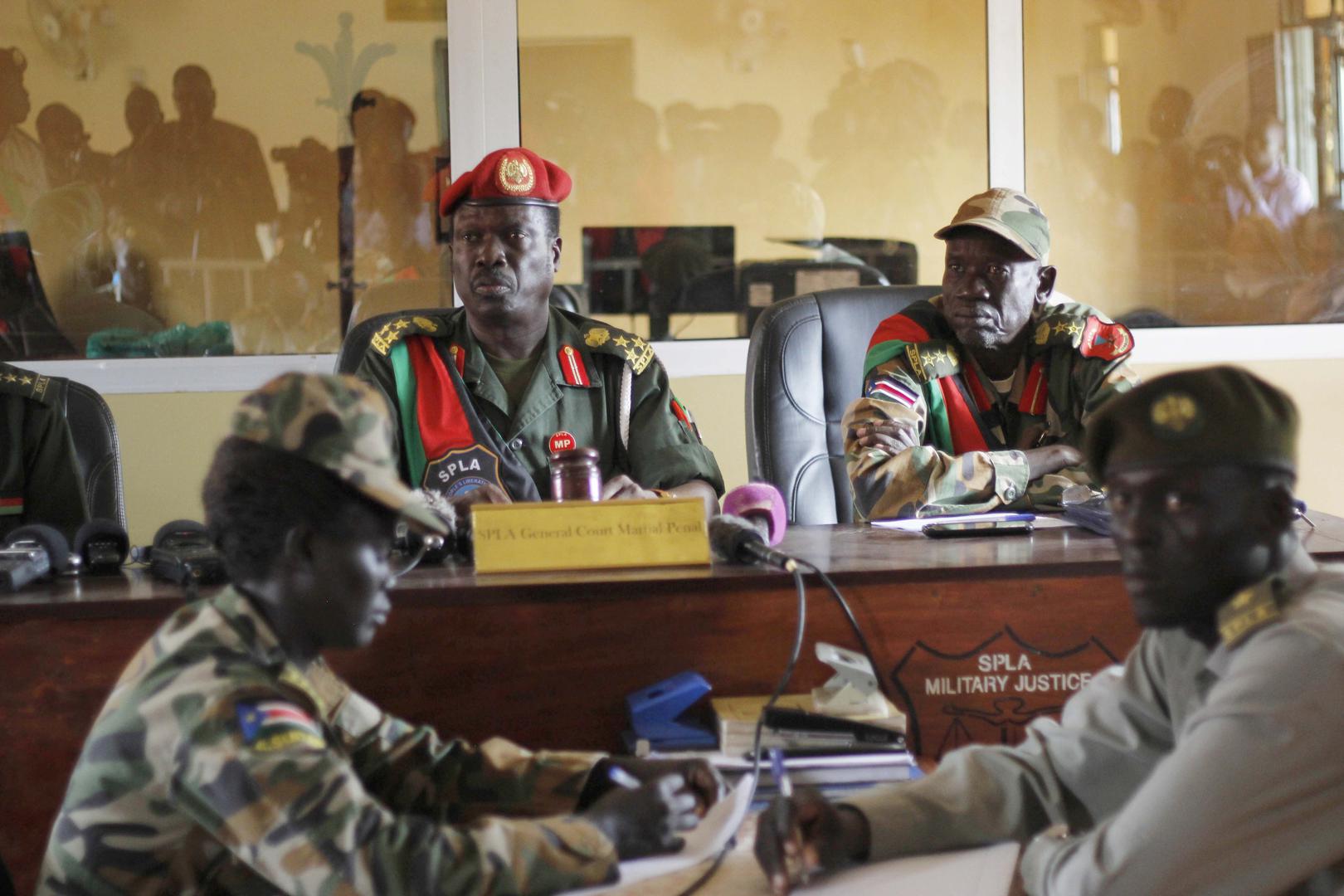 Des juges rattachés à l'Armée populaire de libération du Soudan (SPLA) écoutent une plaidoirie le 30 mai 2017, lors du procès devant un tribunal militaire à Juba, au Soudan du Sud, de plusieurs soldats accusés d’avoir agressé et violé des travailleuses hu