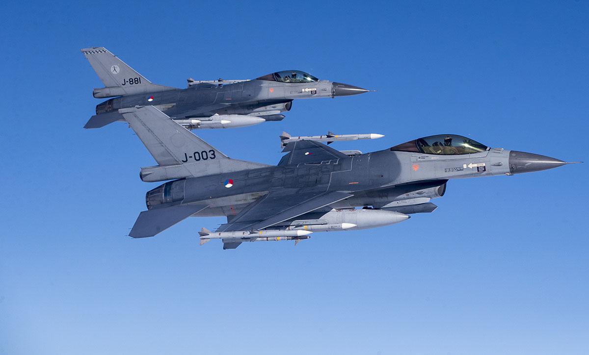طائرة "إف-16" (F-16) تابعة لسلاح الجوي الهولندي تشارك في عمليات حفظ الأمن في البلطيق التابعة لـ "الناتو" أثناء مهمة في المجال الجوي الليتواني خلال التمرين الجوي "رامستين ألوي"، الثلاثاء، 25 أبريل/نيسان 2017.