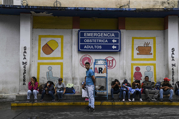 Familiares de pacientes que son atendidos en el Hospital Universitario esperan frente al edificio del hospital en Barquisimeto, Venezuela, el 24 de abril de 2019.
