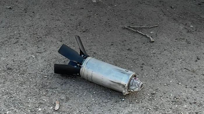 L’une des dangereuses sous-munitions retrouvées à Mykolaïv, en Ukraine, suite à des attaques russes menées les 7, 11 et 13 mars 2022. Capture d’écran d’une vidéo filmée par un habitant.