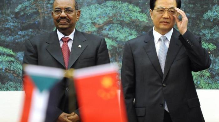 前中国总理胡锦涛与苏丹总统奥马尔・巴希尔于2011年6月29日在北京人民大会堂出席签署仪式。