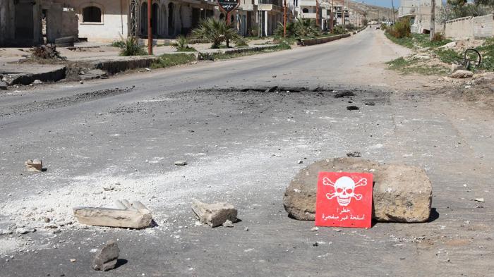لافتة تنبه من الخطر السام في بلدة خان شيخون، محافظة . إدلب، سوريا، في 5 أبريل/نيسان 2017