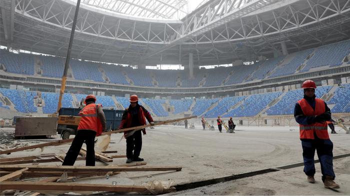 Строители на арене «Стадион Санкт-Петербург», где пройдут матчи Кубка конфедераций в 2017 г. и Чемпионата мира по футболу в 2018 г. 3 октября 2016 г. 