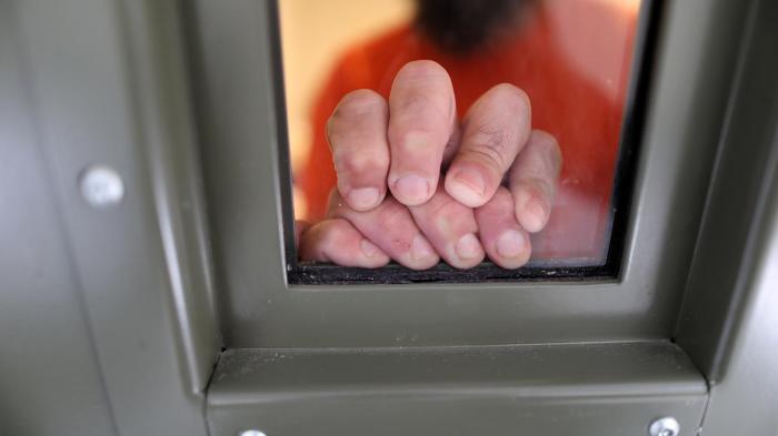 Un detenido de ICE posa sus manos sobre la ventana de su celda ubicada en el ala de segregación del Centro de Detención Migratorio de Adelanto, administrado por Geo Group Inc, en Adelanto, California, el 13 de abril de 2017.