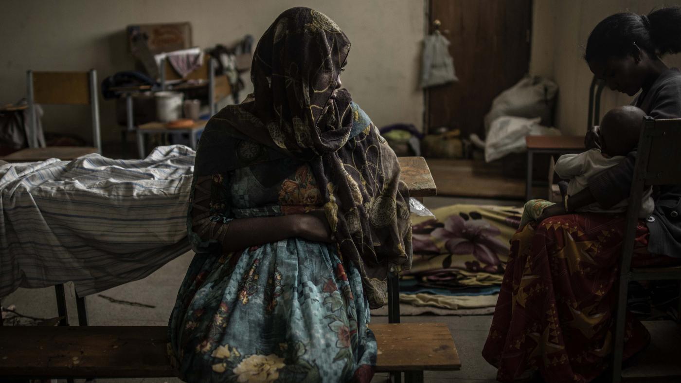  Eine Frau sitzt im äthiopischen Mek’ele in der nördlichen Region Tigray in einer Schule, in der Menschen untergebracht sind, die durch die Kämpfe vertrieben wurden, 27. Juni 2021.
 © 2021 Finbarr O’Reilly/The New York Times/Redux