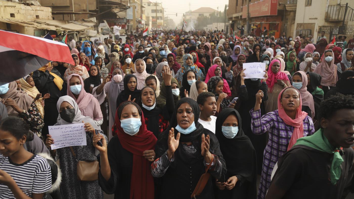  蘇丹民眾聚集在數日前喀土穆示威遇害者的住家門外表達抗議，這些呼籲恢復文人政府的非暴力抗爭是由數以百計組織鬆散的「抗爭委員會」所發起，2022年1月27日。
 © 2022 Faiz Abubakar Muhamed/The New York Times/Redux