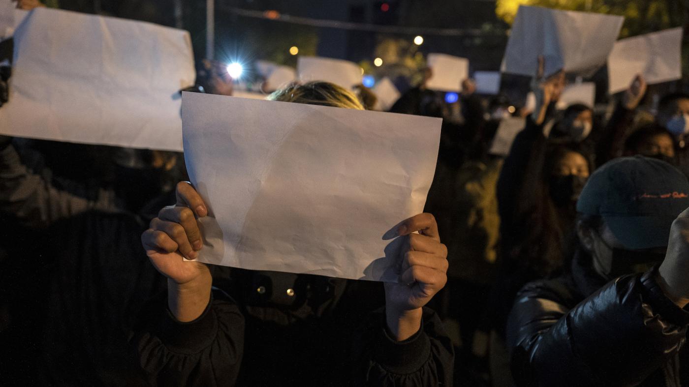  Des personnes brandissaient des pages blanches – symbole de leur protestation – lors d'une manifestation à Pékin contre les mesures draconiennes « zéro Covid-19 » en Chine, le 27 novembre 2022.
 © 2022 Kevin Frayer/Getty Images