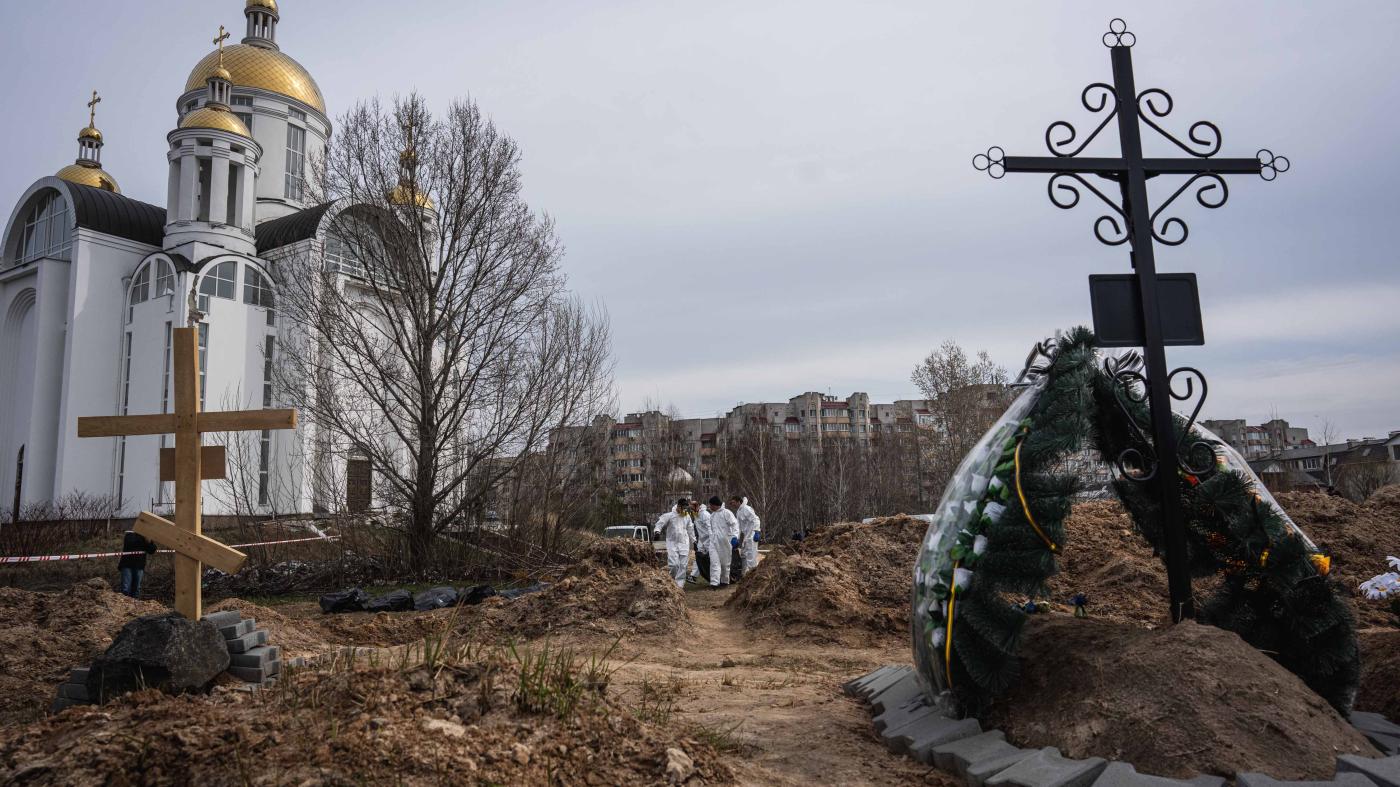  烏克蘭當局開挖亂葬坑，設法辨識在俄羅斯占領期間喪生的平民遺體，烏克蘭，布查（Bucha），2022 年 4 月 8 日。
 © 2022 Wolfgang Schwan/Anadolu Agency/Getty Images