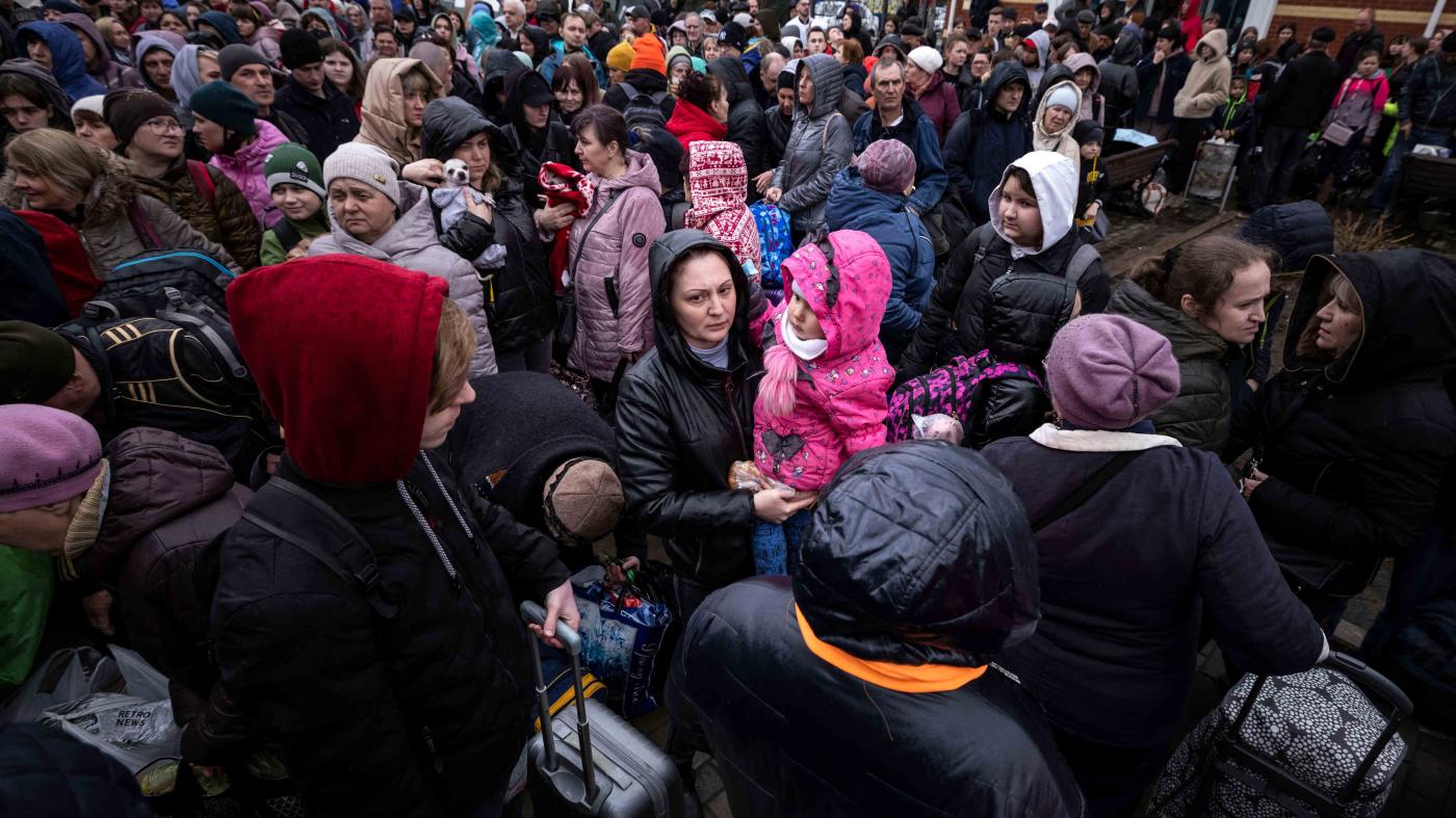  Une foule de personnes, dont de nombreuses familles, venues à la gare principale de Kramatorsk (région du Donbass), dans l'est de l'Ukraine, le 3 avril 2022, dans l’espoir de fuir la ville face aux attaques menées par les forces russes.
 © 2022 Fadel Senna/AFP/Getty Images
