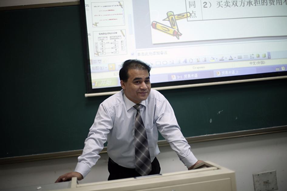 伊力哈木在北京中央民族大学为学生讲课，摄于2009年。