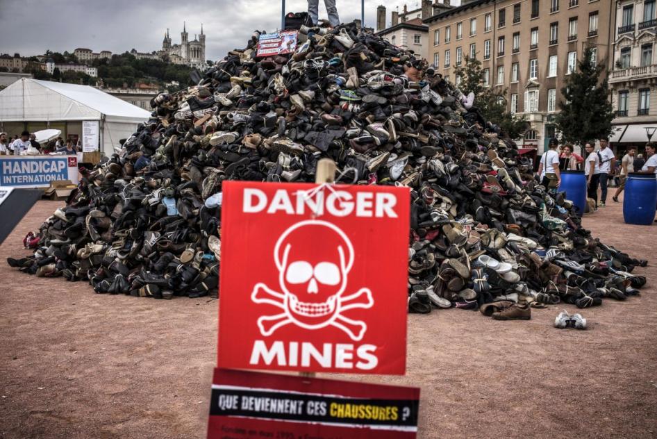 非政府组织“人道与包容”年度示威，用一堆鞋子象征杀伤人员地雷和集束弹药的可怕，里昂，2014年9月20日。