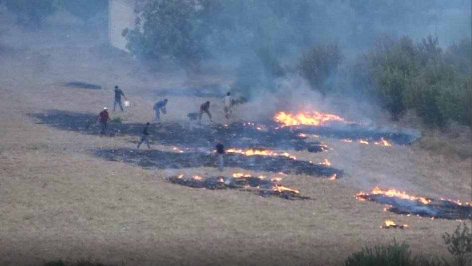 Habitantes locales luchan por extinguir los incendios de un ataque con armas incendiarias en el oeste de Idlib, Siria, el 30 de julio de 2018.