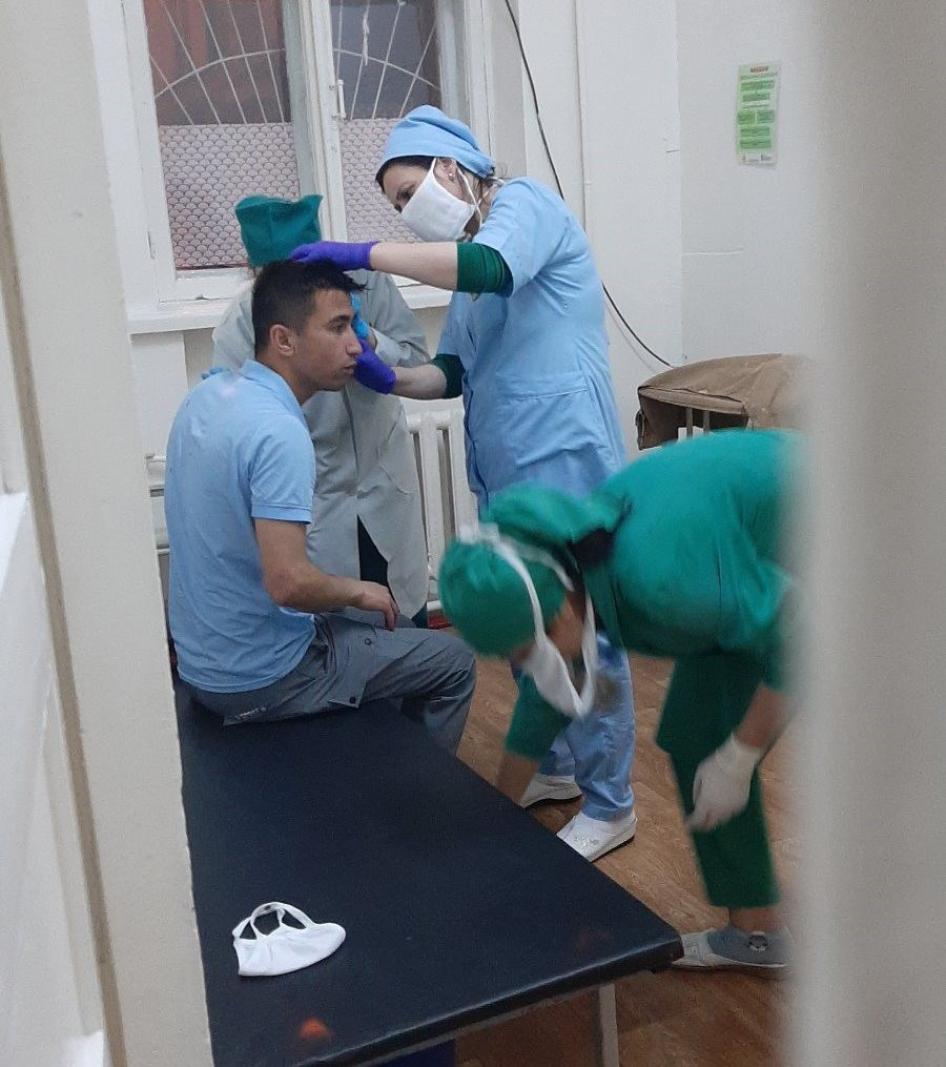 Абдулло Гурбати получает медицинскую помощь после нападения 11 мая 2020 года, Душанбе, Таджикистан.
