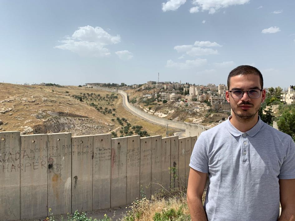 ליית' אבו זייאד, קמפיינר באמנסטי אינטרנשיונל, על רקע גדר ההפרדה של ישראל בירושלים. 