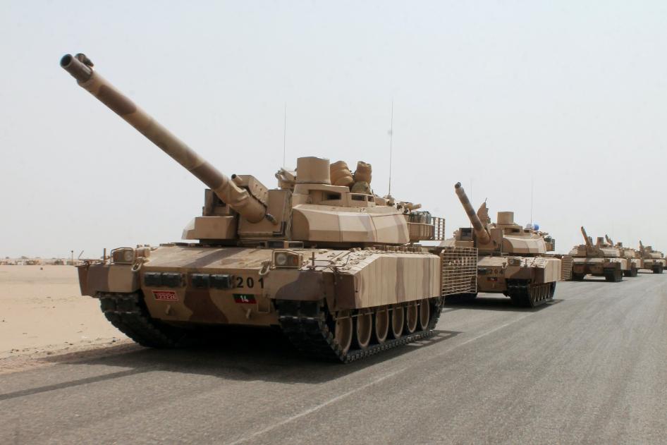 Des chars Leclerc fabriqués en France déployés près d'Aden (Yémen) le 3 août 2015, durant une opération militaire contre des rebelles chiites hutis et leurs alliés.