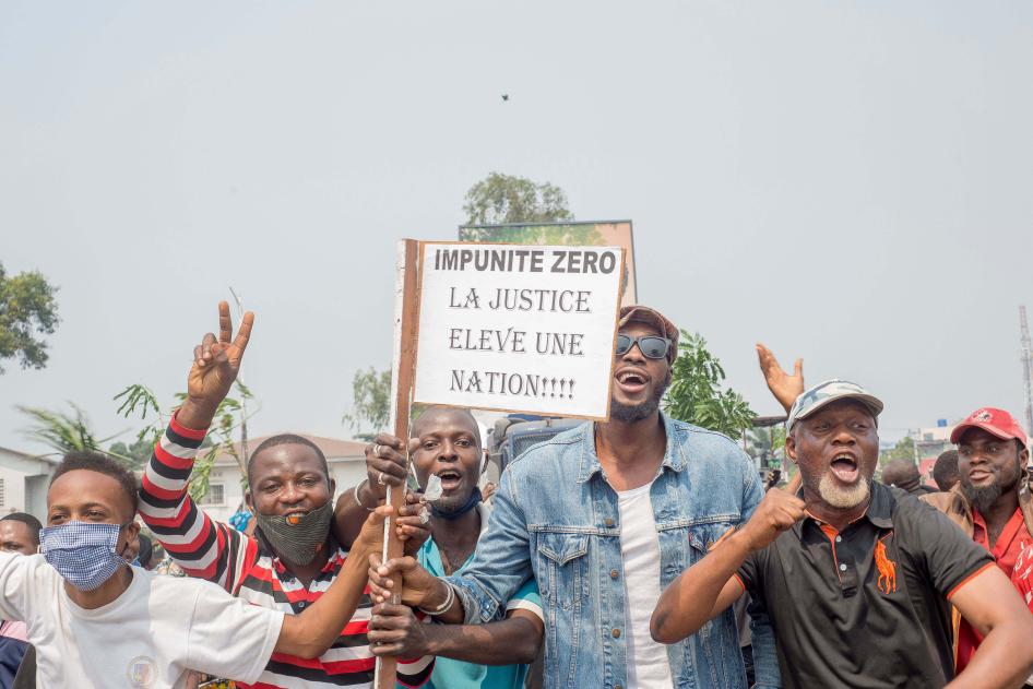 Des personnes, dont de nombreux chauffeurs de taxi-moto, manifestent autour du Palais du peuple, siège du Parlement, à Kinshasa, le 24 juin 2020.