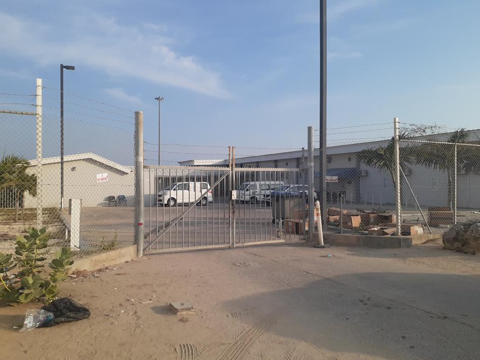 Una foto muestra el exterior de un centro de detención de migrantes gestionado por Guarda Nos Costa (GNC) en Aruba.