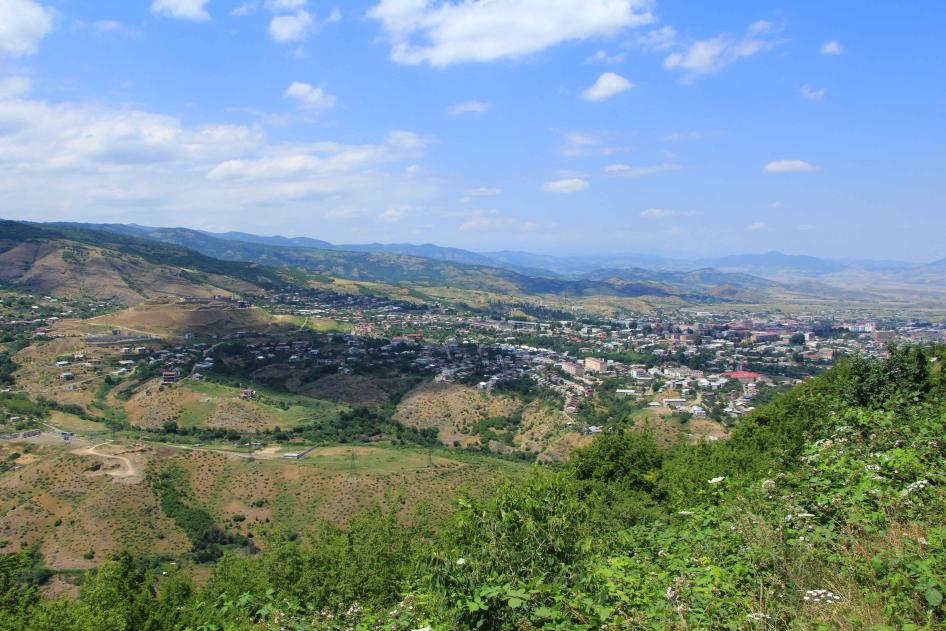 Вид на Степанакерт/Ханкенди, административный центр Нагорного Карабаха. 