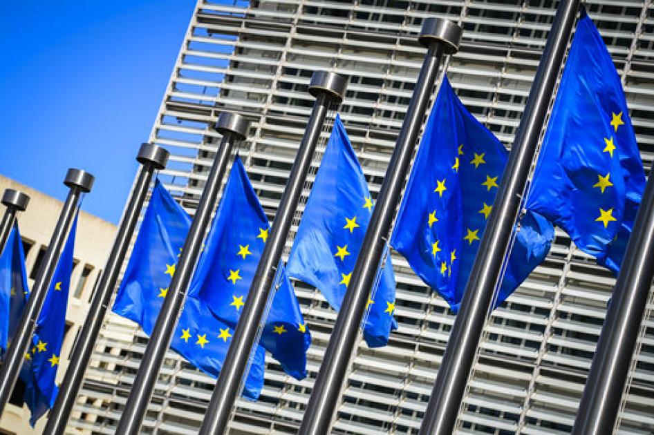 Des drapeaux de l'Union européenne flottent devant le siège de la Commission européenne à Bruxelles, le 5 août 2020.