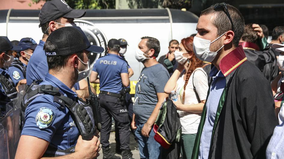 Polis, Türkiye'nin önde gelen barolarının yetkisini azaltmayı hedefleyen yasa tasarısına karşı eylem yapan avukatları engelliyor. 10 Temmuz 2020, Ankara.