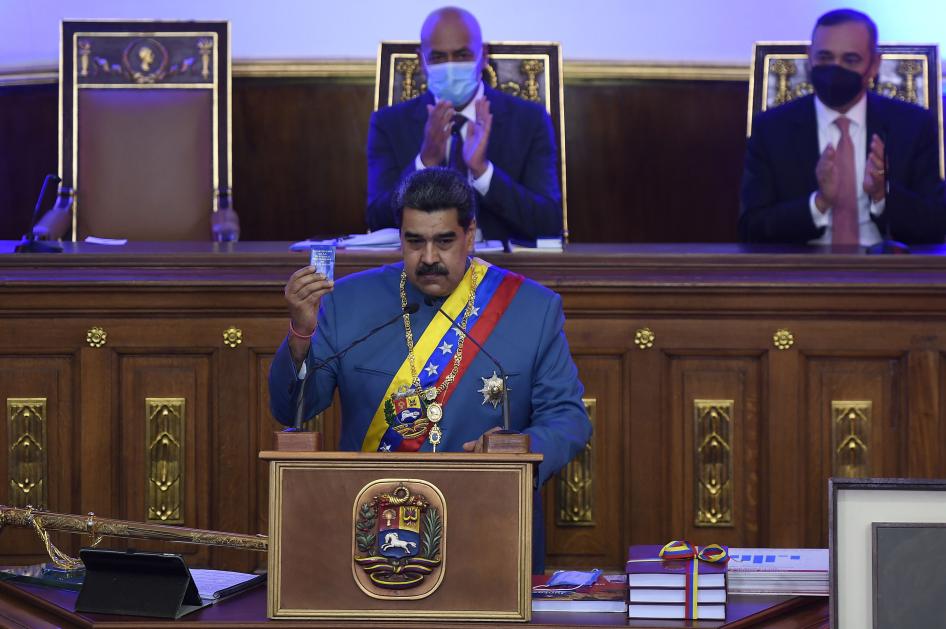 Nicolás Maduro sostiene una copia de la Constitución durante su mensaje anual a la nación ante diputados de la Asamblea Nacional en Caracas, Venezuela, el martes 12 de enero de 2021.