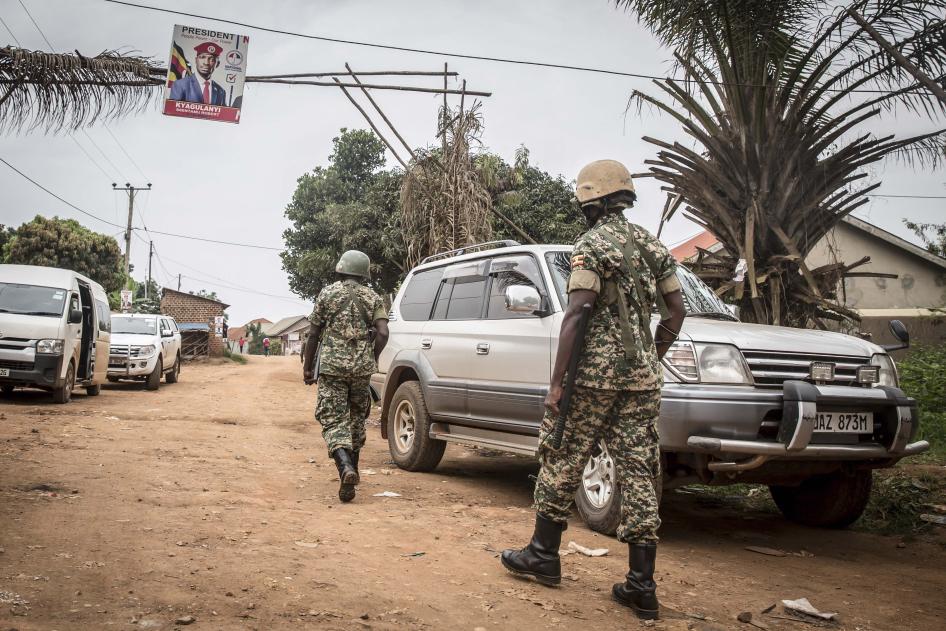 Ces deux soldats ougandais patrouillaient près de la maison du chef de l'opposition Bobi Wine à Magere, au nord de Kampala en Ouganda, le 17 janvier 2021. Bobi Wine avait été candidat à l’élection présidentielle du 14 janvier, et avait été de facto assigné à résidence dans les jours qui ont suivi l’élection.