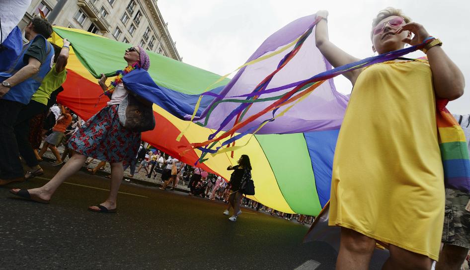 Ludzie biorący udział w paradzie równości w Warszawie, sobota, 8 czerwca 2019.