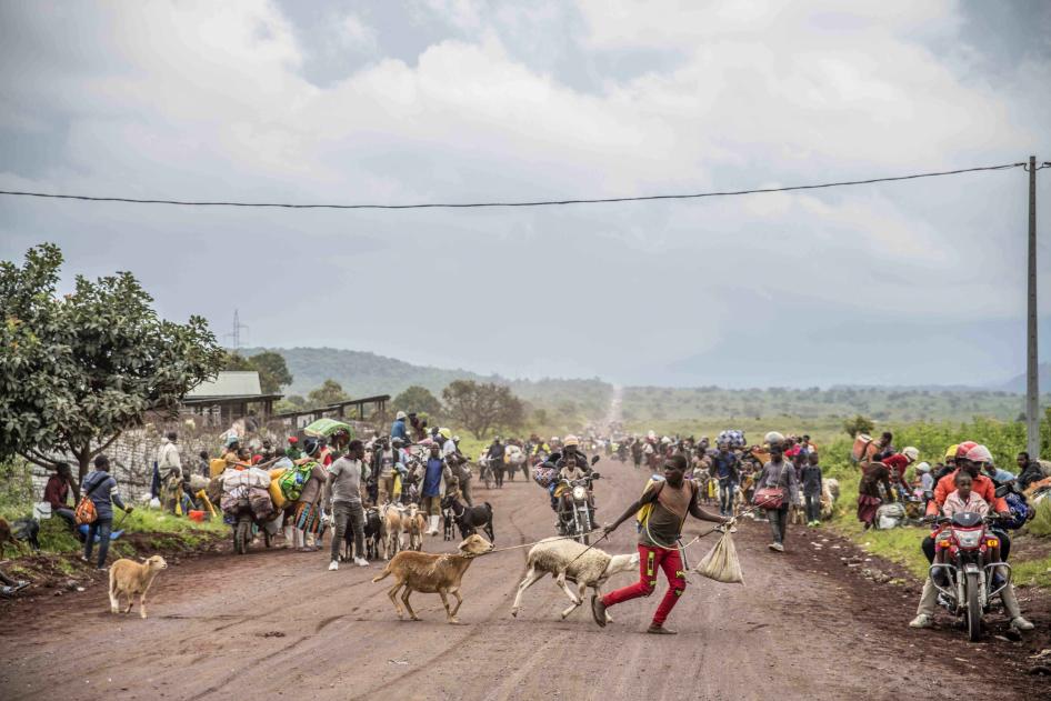 Des personnes fuient les combats entre les troupes congolaises et les rebelles du M23 près de Kibumba, au nord de Goma, en République démocratique du Congo.